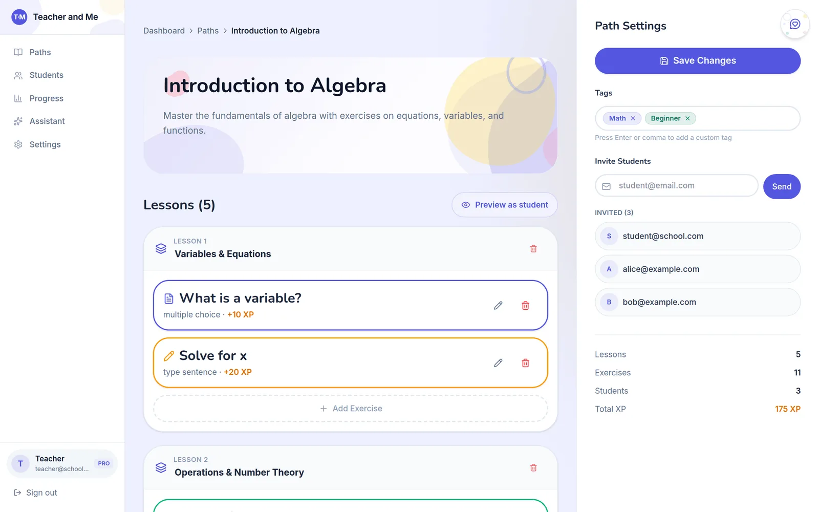 Éditeur de parcours montrant les leçons et leurs exercices avec XP, les réglages du parcours, les étiquettes, les invitations d'élèves et un bouton Preview as student