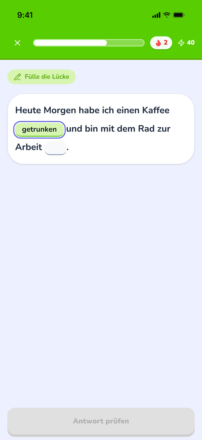 Fill in the blank on phone: A sentence with two gaps, the first one typed in. Interface in German, invented demo data.