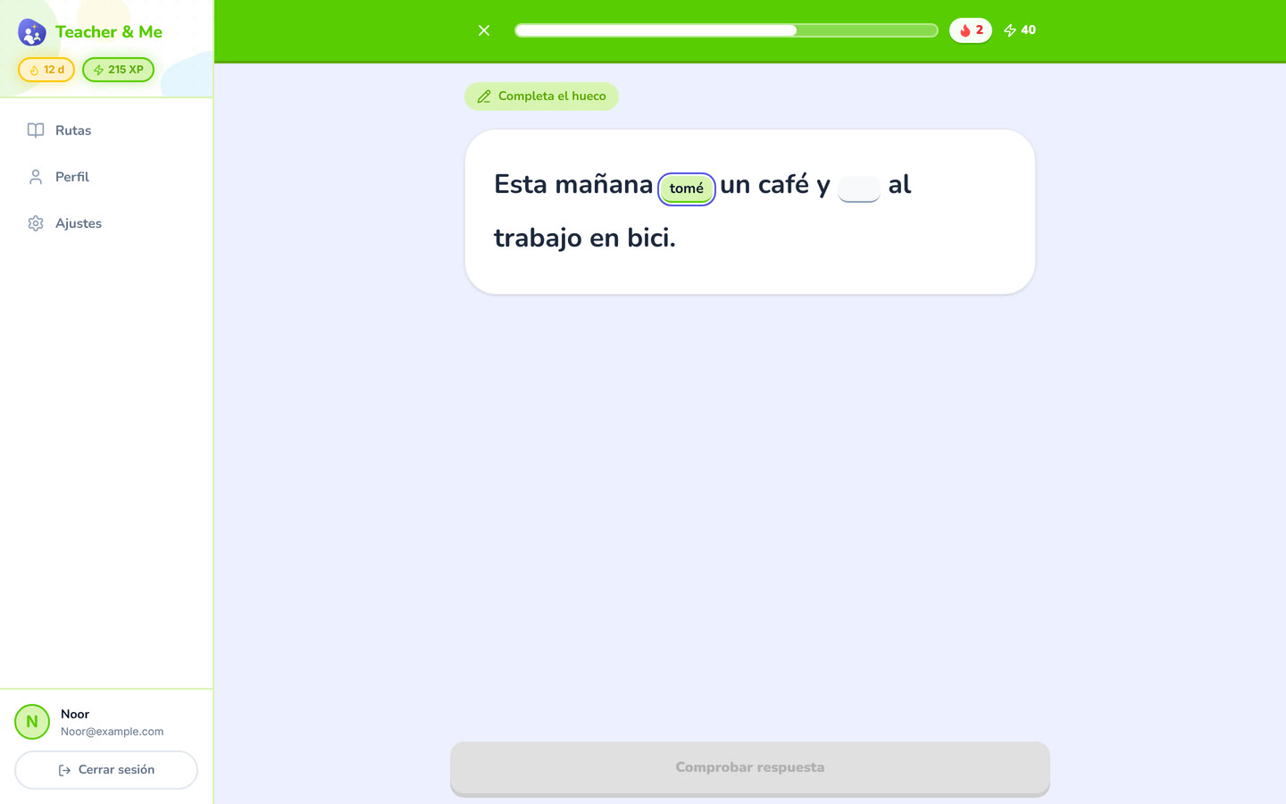 Fill in the blank on desktop: A sentence with two gaps, the first one typed in. Interface in Spanish, invented demo data.