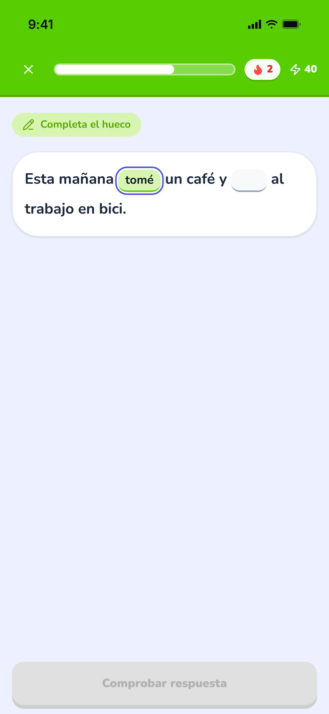 Fill in the blank on phone: A sentence with two gaps, the first one typed in. Interface in Spanish, invented demo data.
