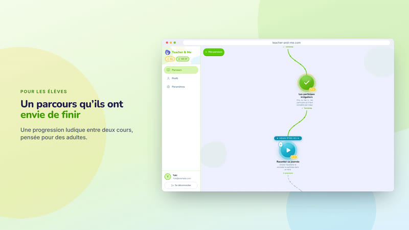 Poster card “Un parcours qu’ils ont envie de finir”: The student’s winding lesson map in a browser frame. Interface in French, invented demo data.