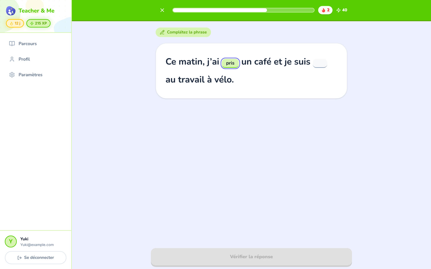 Fill in the blank on desktop: A sentence with two gaps, the first one typed in. Interface in French, invented demo data.