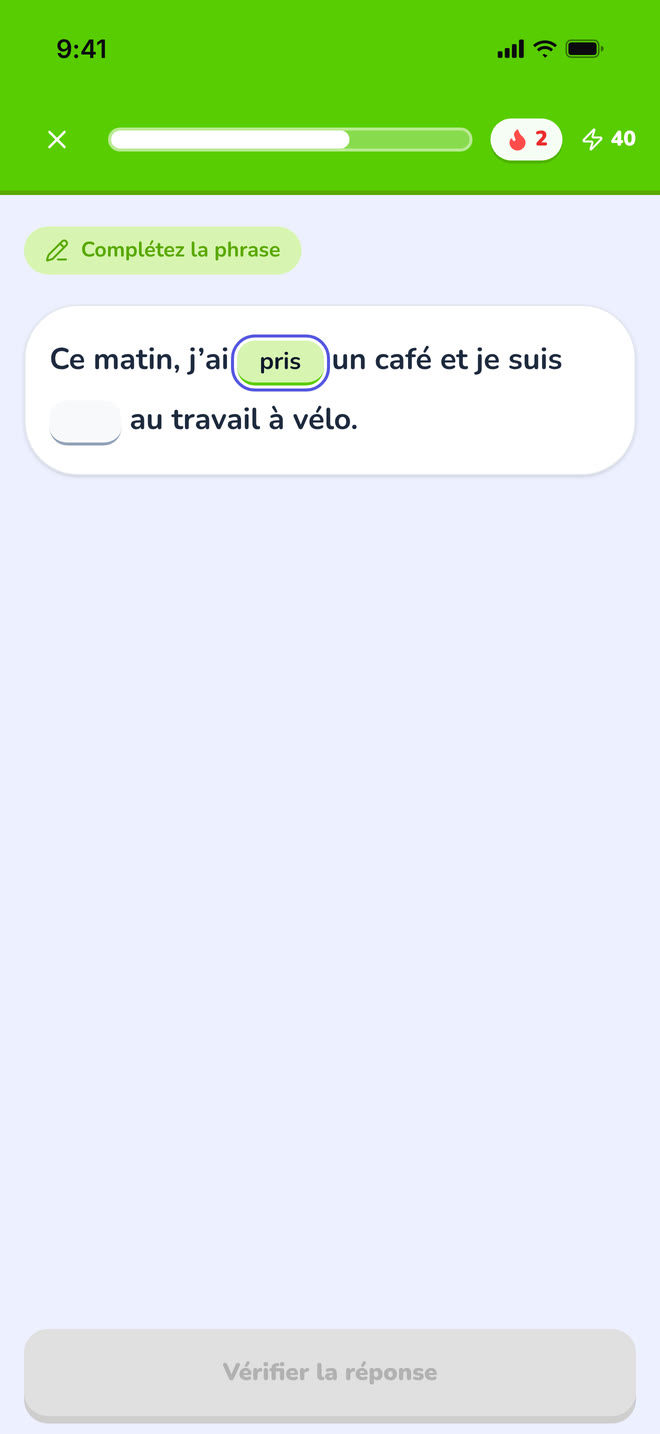 Fill in the blank on phone: A sentence with two gaps, the first one typed in. Interface in French, invented demo data.